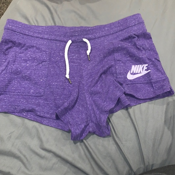 Nike Pants - Women’s Nike shorts sz L